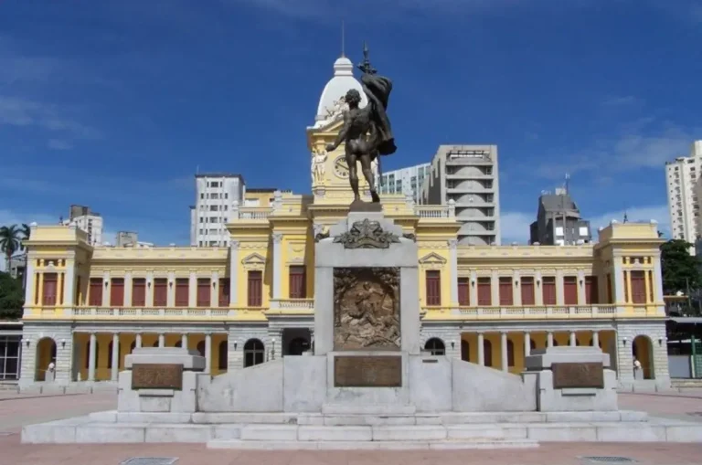 Monumento em frente à antiga Estação Central de Belo Horizonte. Por Bernardo Gouvêa – CC BY 3.0, via Wikimedia Commons