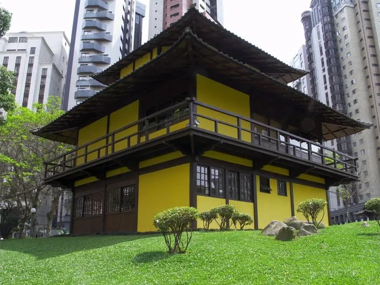 Praça do Japão em Curitiba com construção típica japonesa