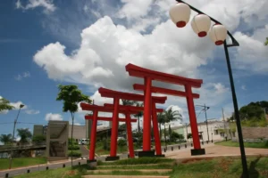 Arcos torii vermelhos na Praça Tomi Nakagawa em Maringá, Paraná. Por Flavia Mariani Martins – CC BY 2.0, via Wikimedia Commons