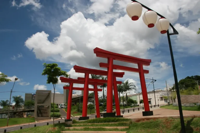 Arcos torii vermelhos na Praça Tomi Nakagawa em Maringá, Paraná. Por Flavia Mariani Martins – CC BY 2.0, via Wikimedia Commons