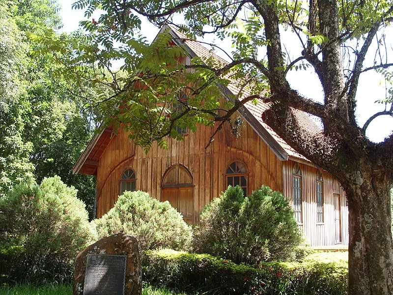 Réplica da primeira catedral de Londrina feita em madeira