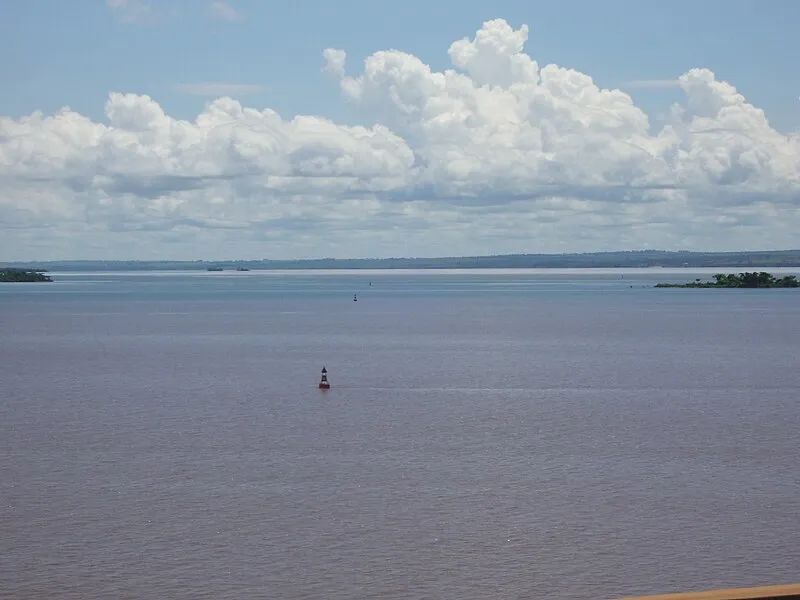Vista panorâmica do Rio Paraná em dia ensolarado com céu azul e nuvens
