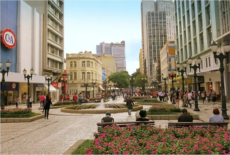 Rua das Flores no centro de Curitiba com movimento de pessoas. Por enioprado, CC BY-SA 3.0, via Wikimedia Commons