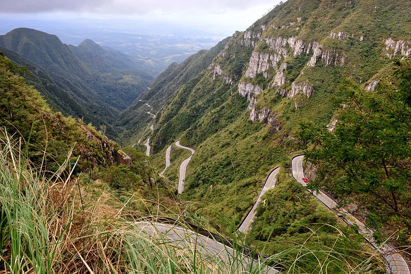 Vista panorâmica da Serra do Rio do Rastro com curvas sinuosas entre montanhas em Santa Catarina