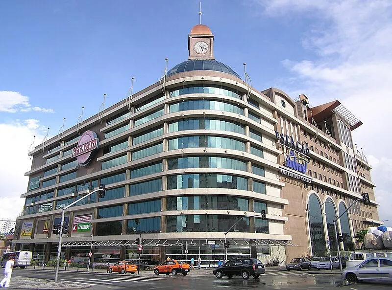 Fachada do Shopping Estação em Curitiba com torre do relógio