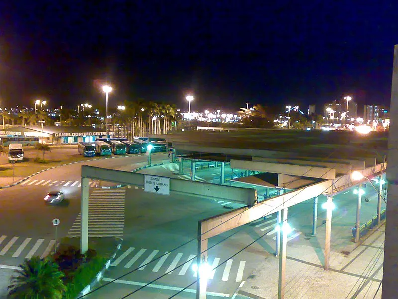 Terminal urbano de Florianópolis à noite com ônibus estacionados e iluminação pública