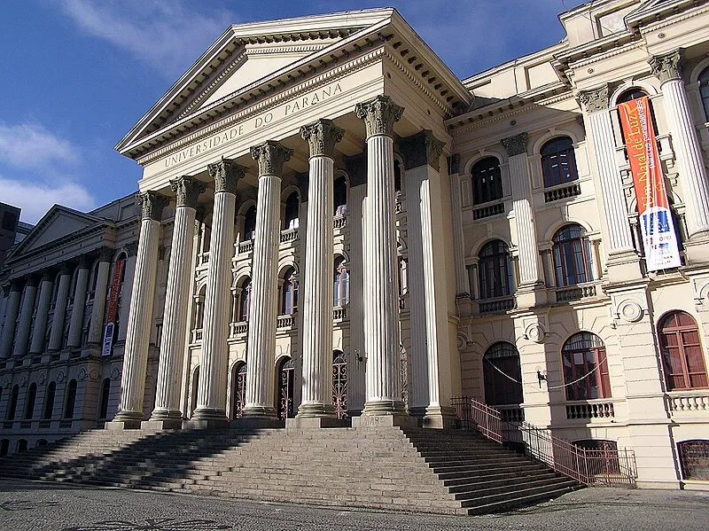 Fachada histórica da Universidade Federal do Paraná em Curitiba