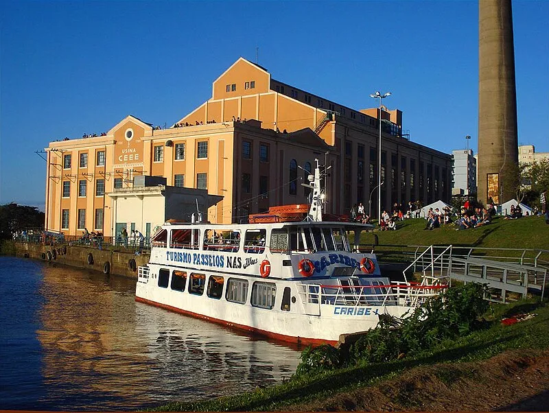 Usina do Gasômetro com barco de passeio atracado no Lago Guaíba em Porto Alegre