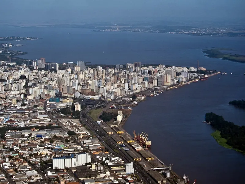 Vista aérea de Porto Alegre com o porto e o Lago Guaíba ao fundo