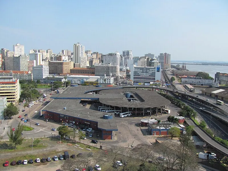Vista aérea da rodoviária de Porto Alegre com o centro da cidade ao fundo