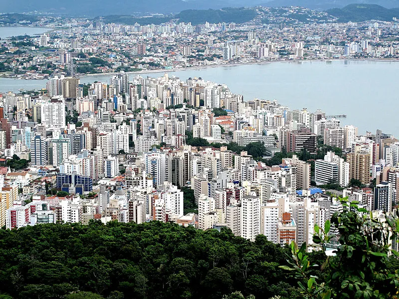 Vista panorâmica da cidade de Florianópolis com prédios e baía ao fundo