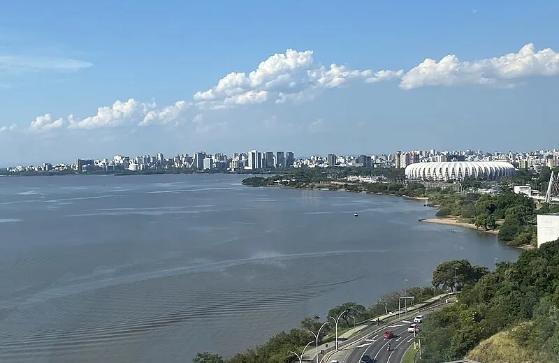 Vista aérea de Porto Alegre com o Estádio Beira-Rio e o Lago Guaíba