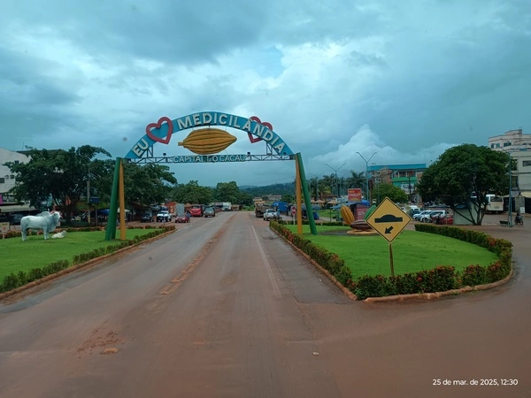 Portal de entrada de Medicilândia com frase “Eu amo Medicilândia - Capital do Cacau”