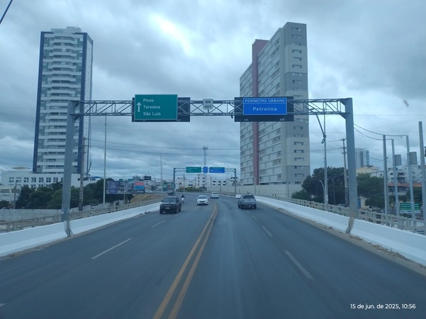 Viaduto de acesso a Petrolina com placas para Teresina, São Luís e Picos