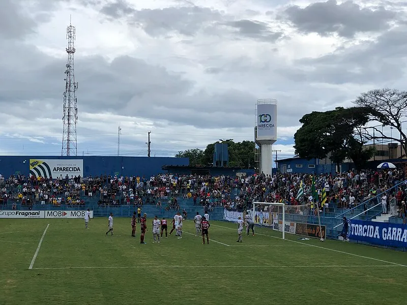 Torneio de futebol no Estádio Aníbal Batista de Toledo em Aparecida de Goiânia.