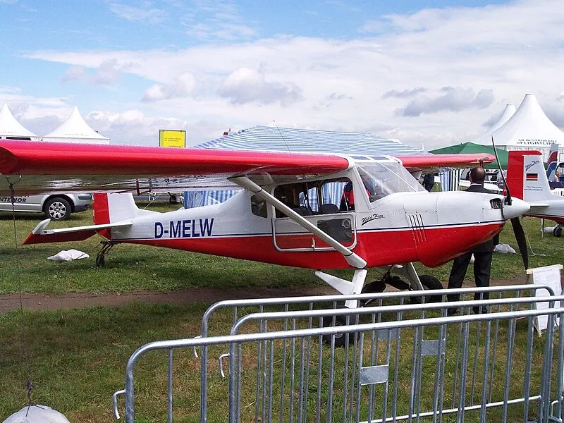 Avião leve modelo Wild Thing em exposição ao ar livre