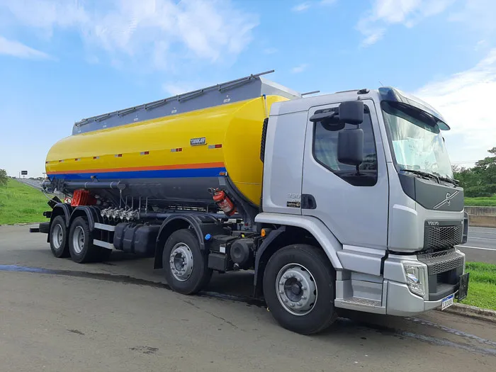 Caminhão tanque utilizado no transporte de combustíveis