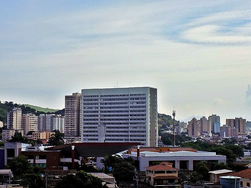 Vista do centro de São Gonçalo com prédios altos e área urbana moderna