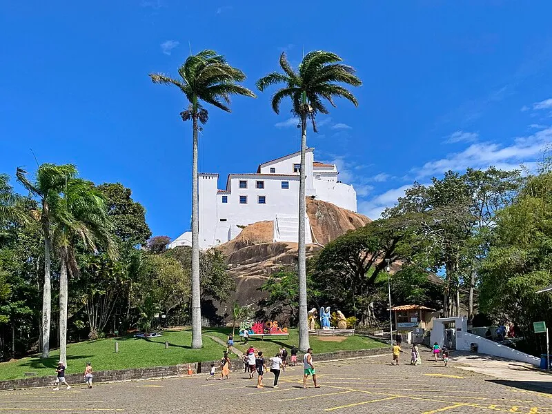Vista frontal do Convento da Penha em Vila Velha, Espírito Santo