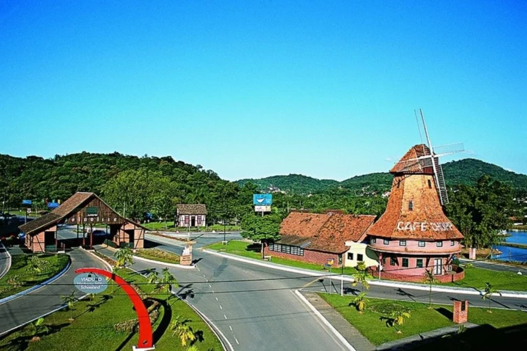 Entrada de Joinville com moinho e construções em estilo europeu