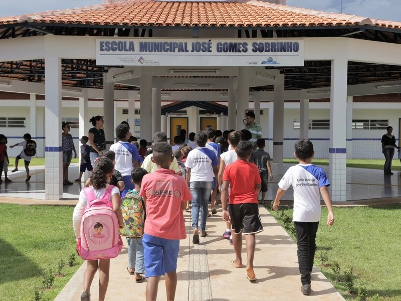 Crianças entrando na Escola Municipal José Gomes Sobrinho em Araguaína, Tocantins