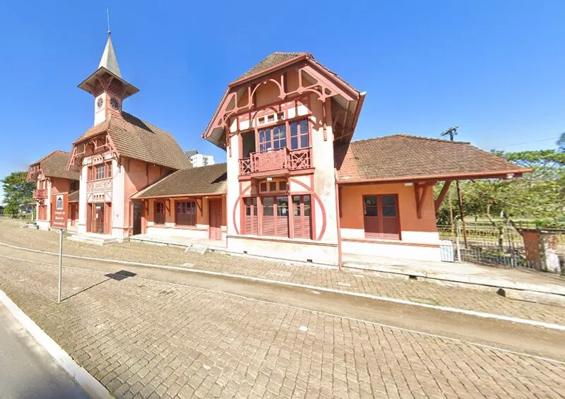 Estação ferroviária de Joinville com arquitetura histórica e fachada rosa