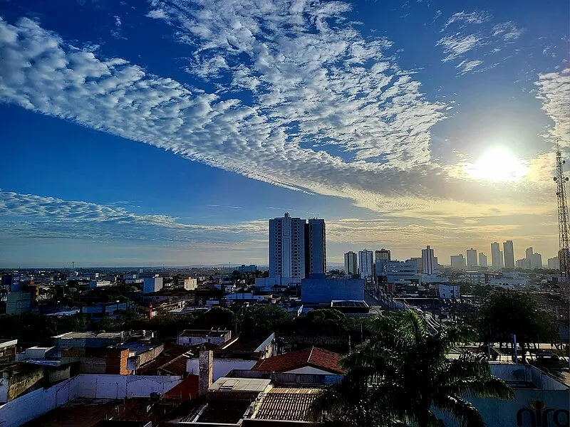 Vista do centro urbano de Feira de Santana ao entardecer com céu parcialmente nublado
