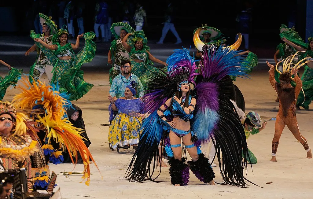 Apresentação do Boi Caprichoso no Festival de Parintins, com dançarinos em trajes típicos coloridos.