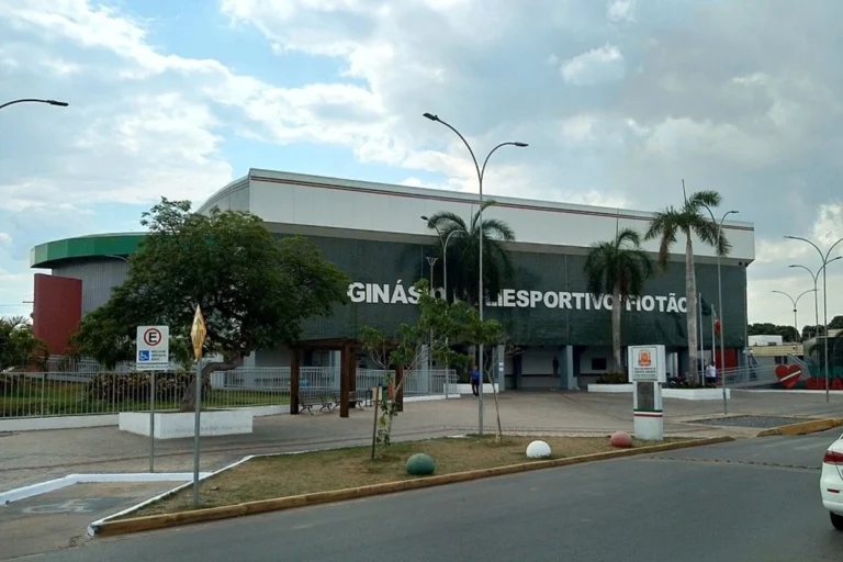 Fachada do Ginásio Poliesportivo Fiotão em Várzea Grande