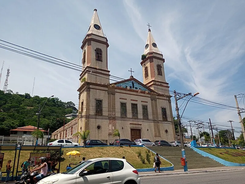Fachada da Igreja Matriz de São Gonçalo vista da rua com carros e pessoas