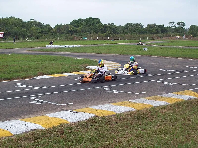 Pilotos competindo em corrida de kart no Kartódromo de Imperatriz, Maranhão
