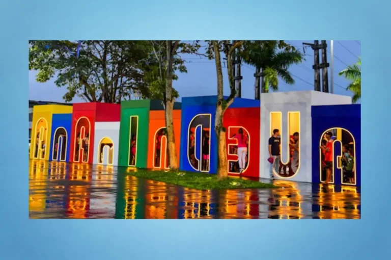 Monumento colorido com o nome Ananindeua iluminado ao entardecer