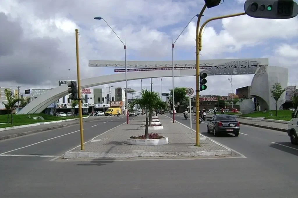 Monumento e viaduto na entrada de Feira de Santana, Bahia