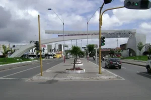 Monumento e viaduto na entrada de Feira de Santana, Bahia
