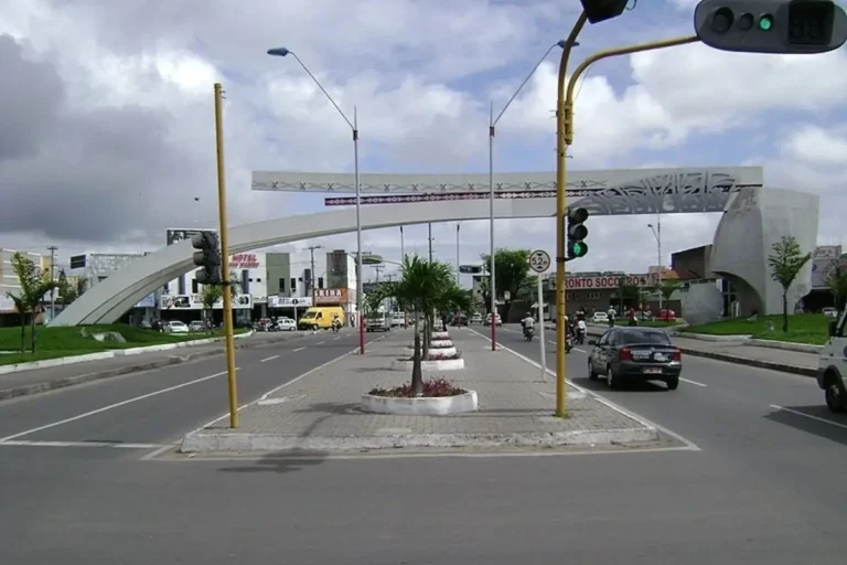 Monumento e viaduto na entrada de Feira de Santana, Bahia