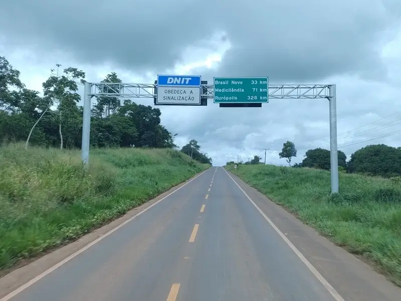 Trecho da PA-230 com placas indicando distâncias para Brasil Novo, Medicilândia e Rurópolis