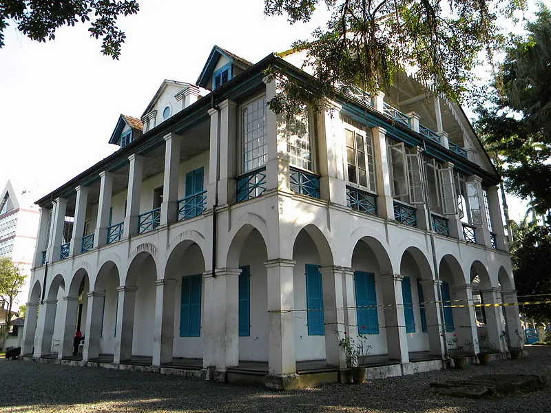 Palácio dos Príncipes em Joinville com arquitetura neoclássica e janelas azuis