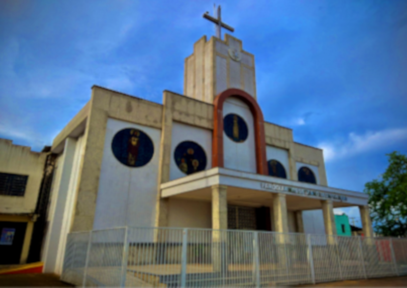 Fachada da Paróquia São João Batista em Ananindeua com céu azul