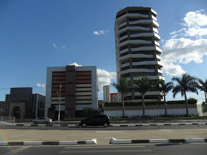 Fachada de edifícios modernos na avenida Portal das Mansões em Feira de Santana