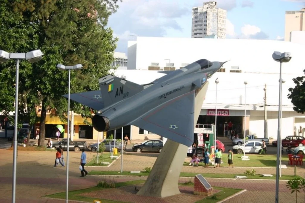 Praça Americano do Brasil em Anápolis com caça Mirage III da Força Aérea Brasileira
