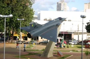 Praça Americano do Brasil em Anápolis com caça Mirage III da Força Aérea Brasileira