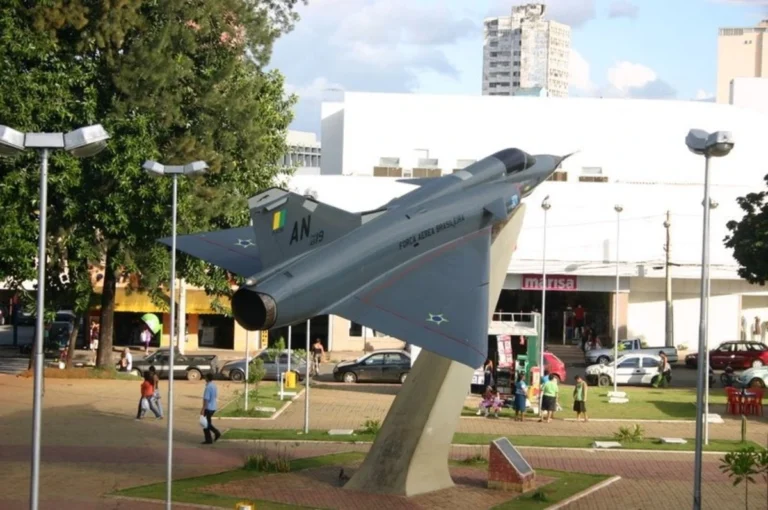 Praça Americano do Brasil em Anápolis com caça Mirage III da Força Aérea Brasileira