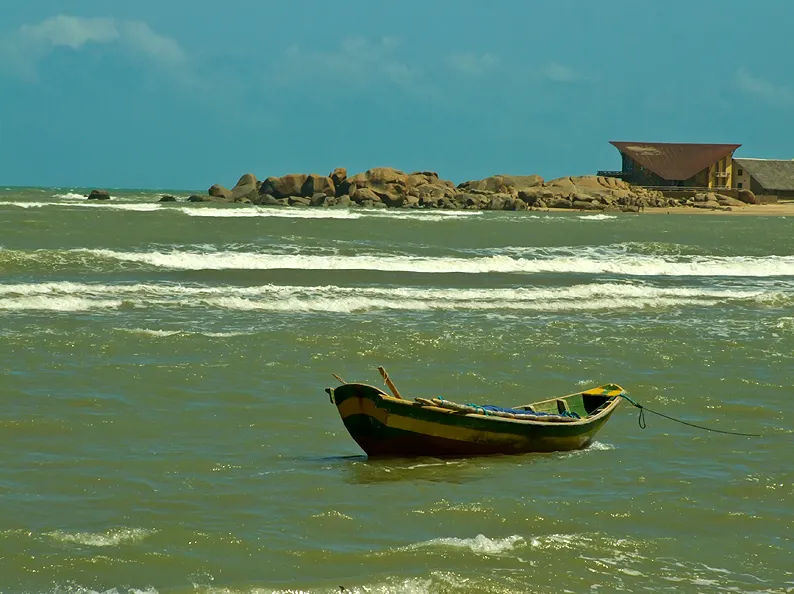 Praia da Pedra do Sal, em Parnaíba, com barco de pesca no mar