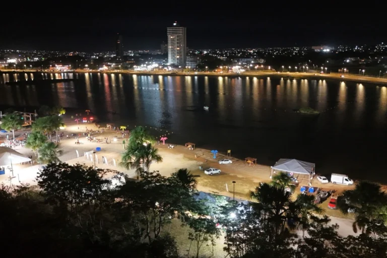 Vista noturna da Prainha da Via Lago em Araguaína, Tocantins