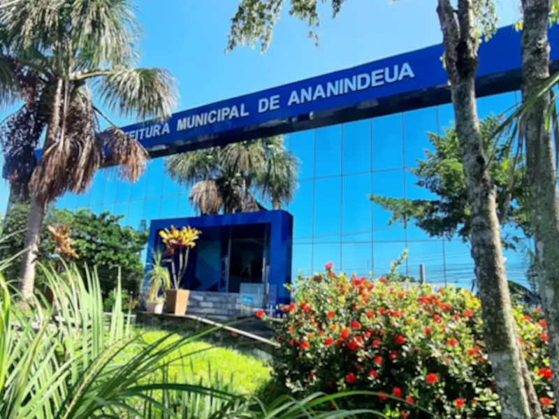 Fachada espelhada da Prefeitura Municipal de Ananindeua com jardins e palmeiras