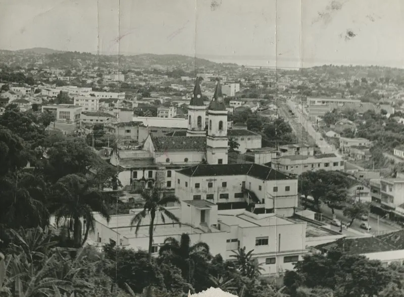 Vista aérea histórica de São Gonçalo com destaque para a igreja matriz
