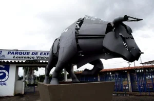 Escultura do Touro Metalizado na entrada do Parque de Exposições Lourenço Vieira da Silva, em Imperatriz (MA).