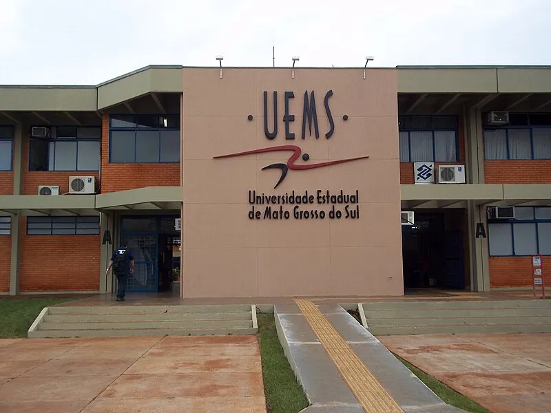 Fachada da Universidade Estadual de Mato Grosso do Sul (UEMS) em Dourados