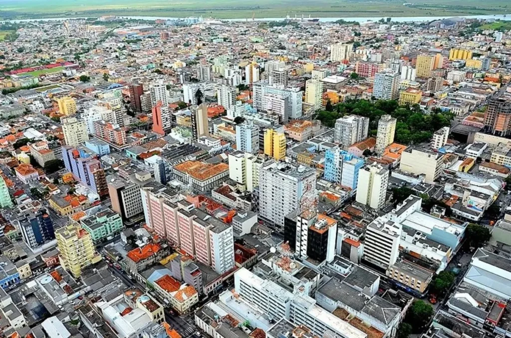 Vista aérea do centro de Pelotas, Rio Grande do Sul, com prédios residenciais e comerciais.