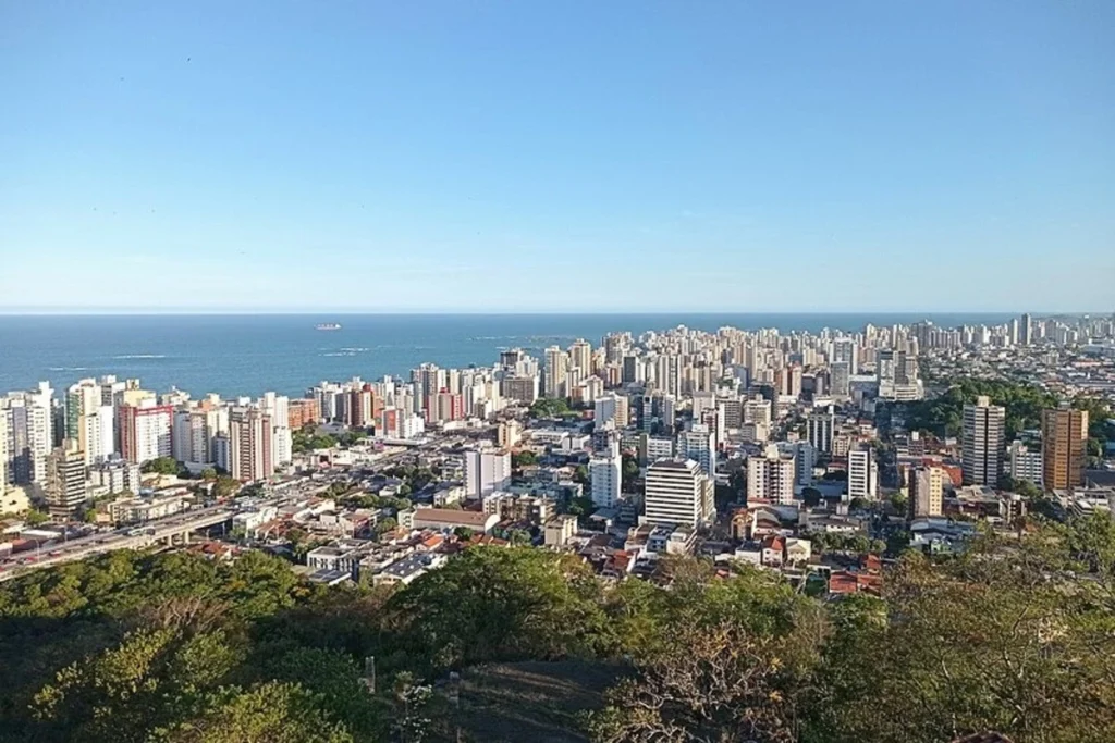 Vista panorâmica da cidade de Vila Velha no Espírito Santo com o mar ao fundo